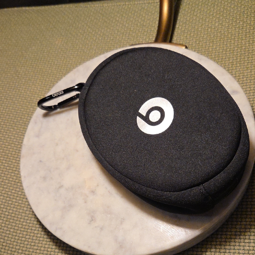 Beats By Dre Black & Silver Soft Shell Carrying Case w Carabiner